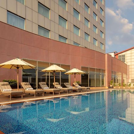 Radisson Gurugram Udyog Vihar Hotel Gurgaon Bagian luar foto The pool at the hotel