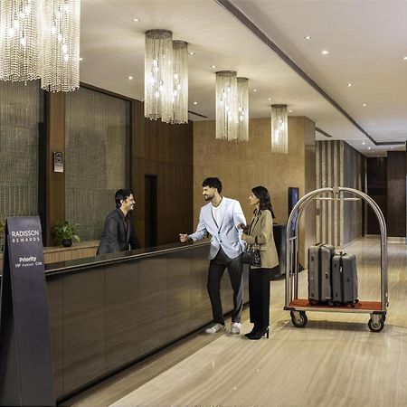 Radisson Gurugram Udyog Vihar Hotel Gurgaon Bagian luar foto