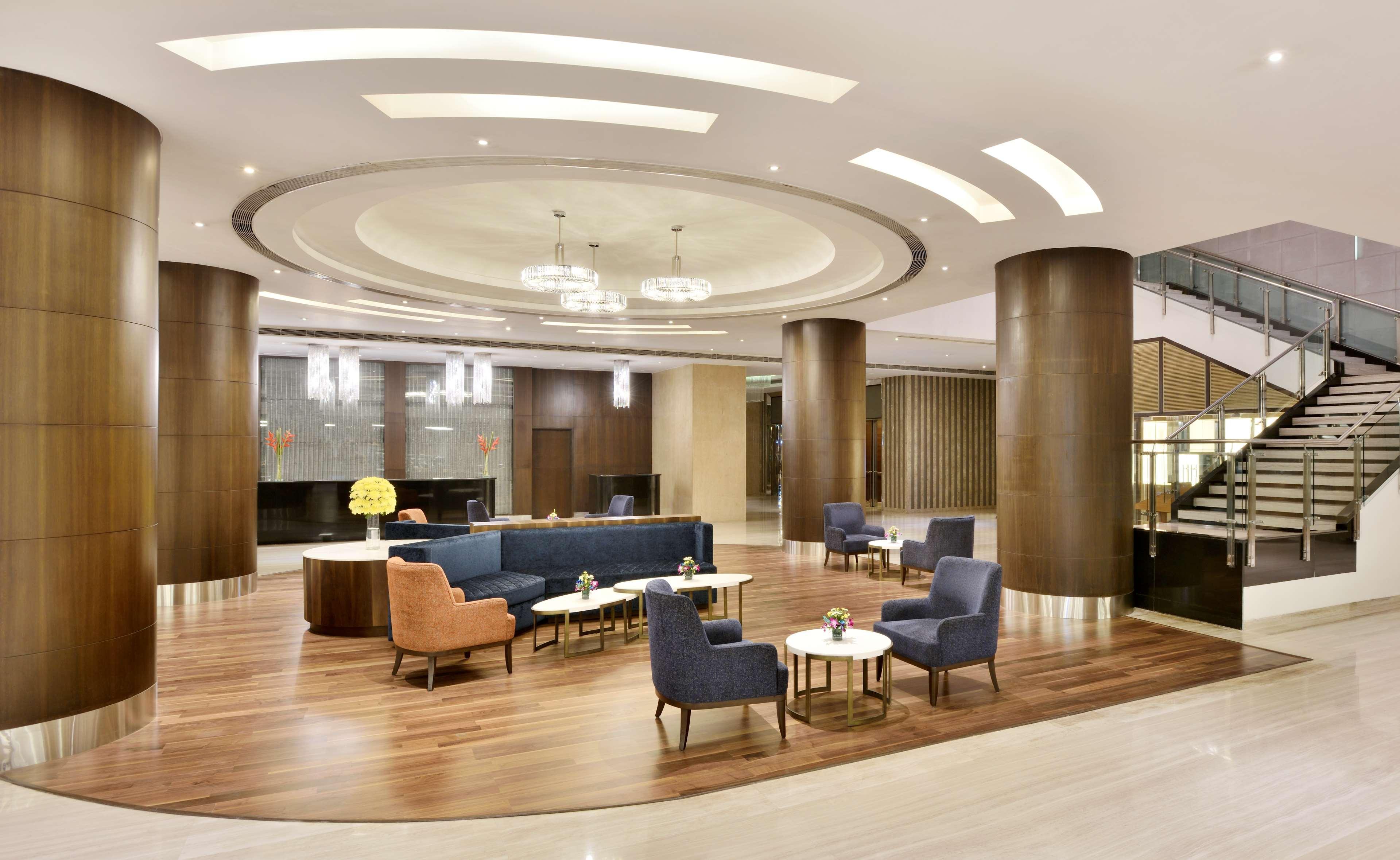 Radisson Gurugram Udyog Vihar Hotel Gurgaon Bagian luar foto Lobby