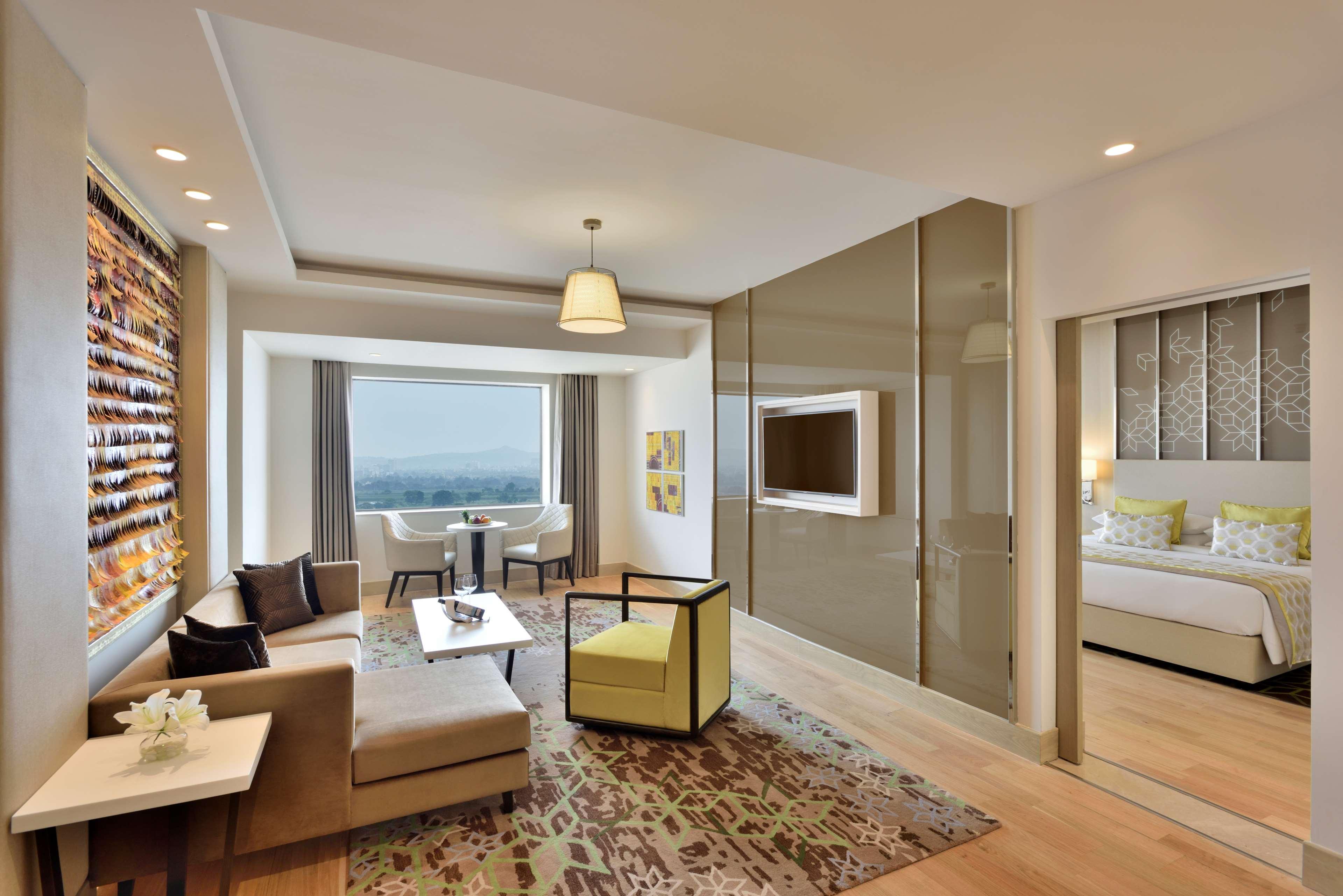 Radisson Gurugram Udyog Vihar Hotel Gurgaon Bagian luar foto