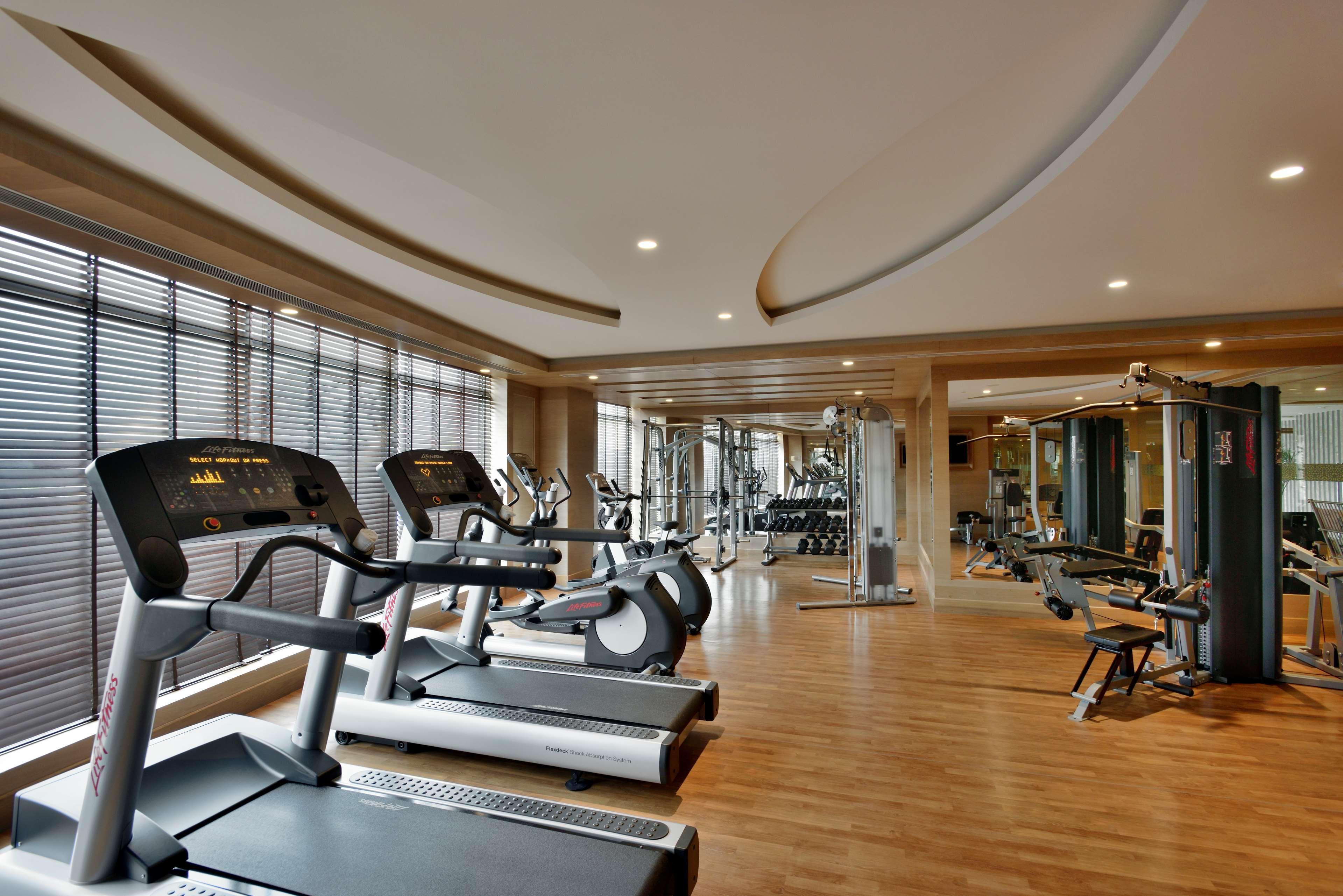 Radisson Gurugram Udyog Vihar Hotel Gurgaon Bagian luar foto The gym at the hotel