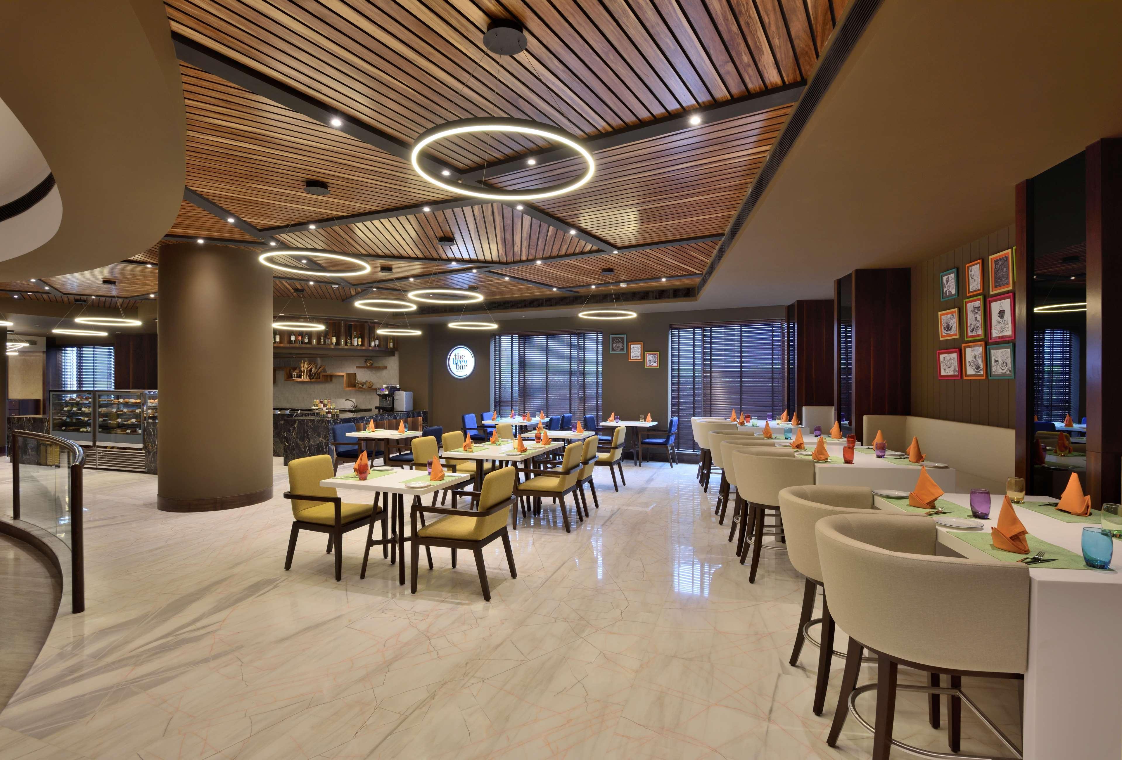 Radisson Gurugram Udyog Vihar Hotel Gurgaon Bagian luar foto The restaurant