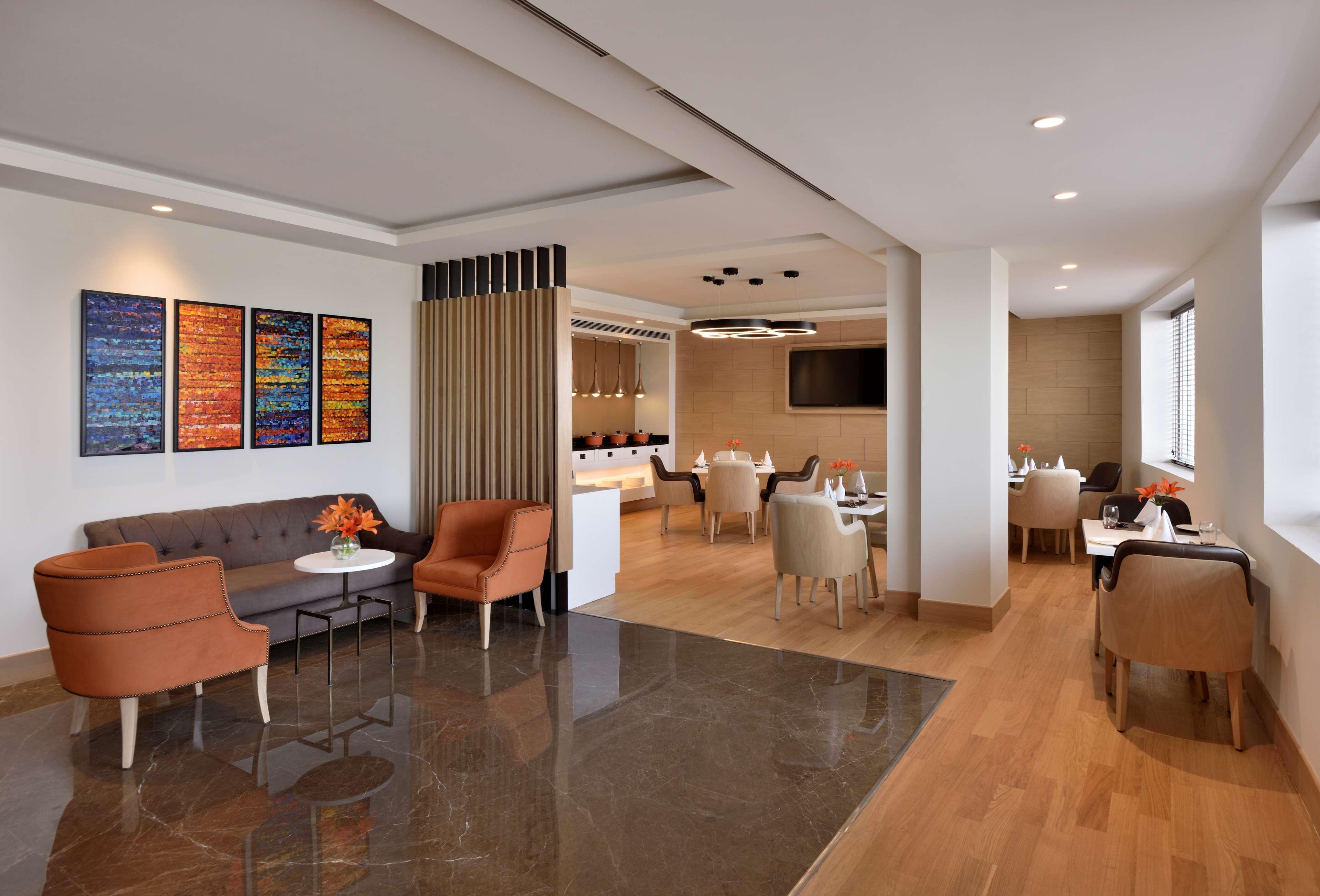 Radisson Gurugram Udyog Vihar Hotel Gurgaon Bagian luar foto The lounge at the airport
