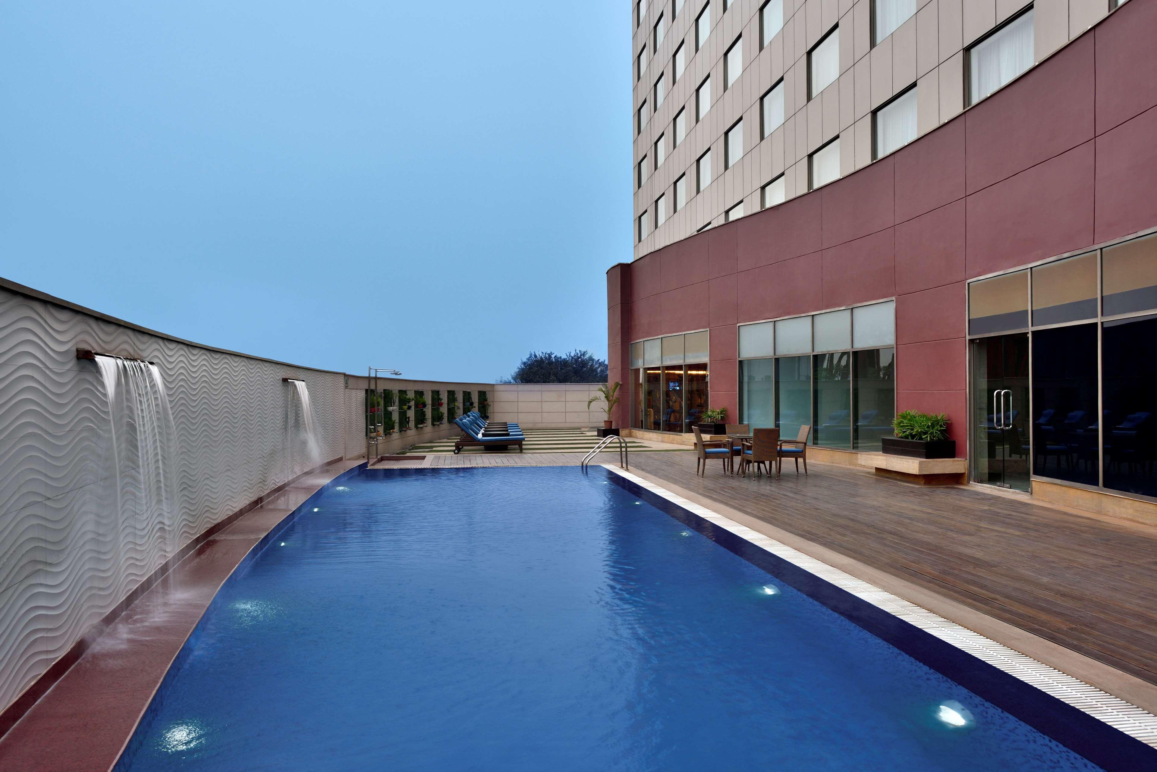 Radisson Gurugram Udyog Vihar Hotel Gurgaon Bagian luar foto Pool at the hotel