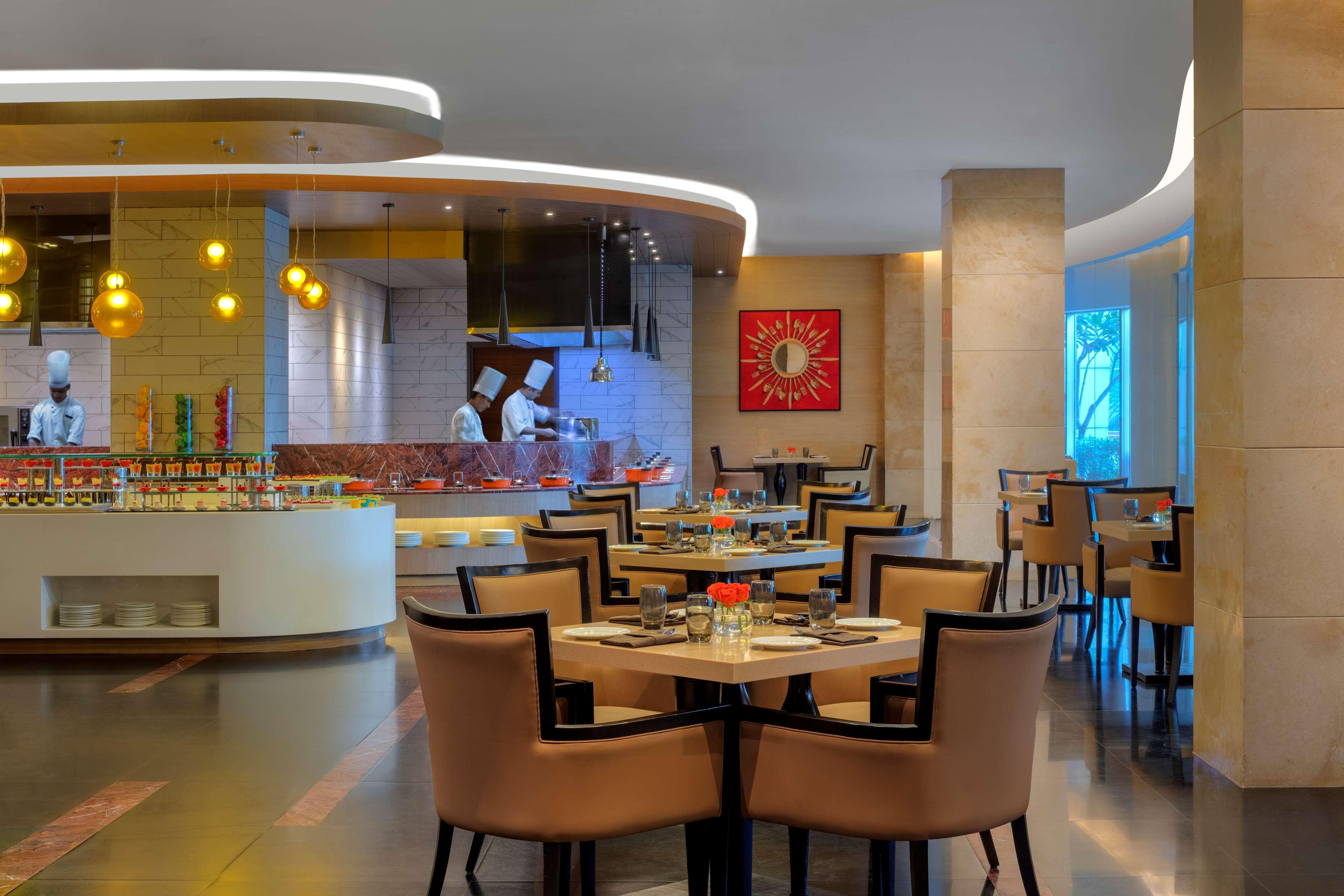 Radisson Gurugram Udyog Vihar Hotel Gurgaon Bagian luar foto The restaurant