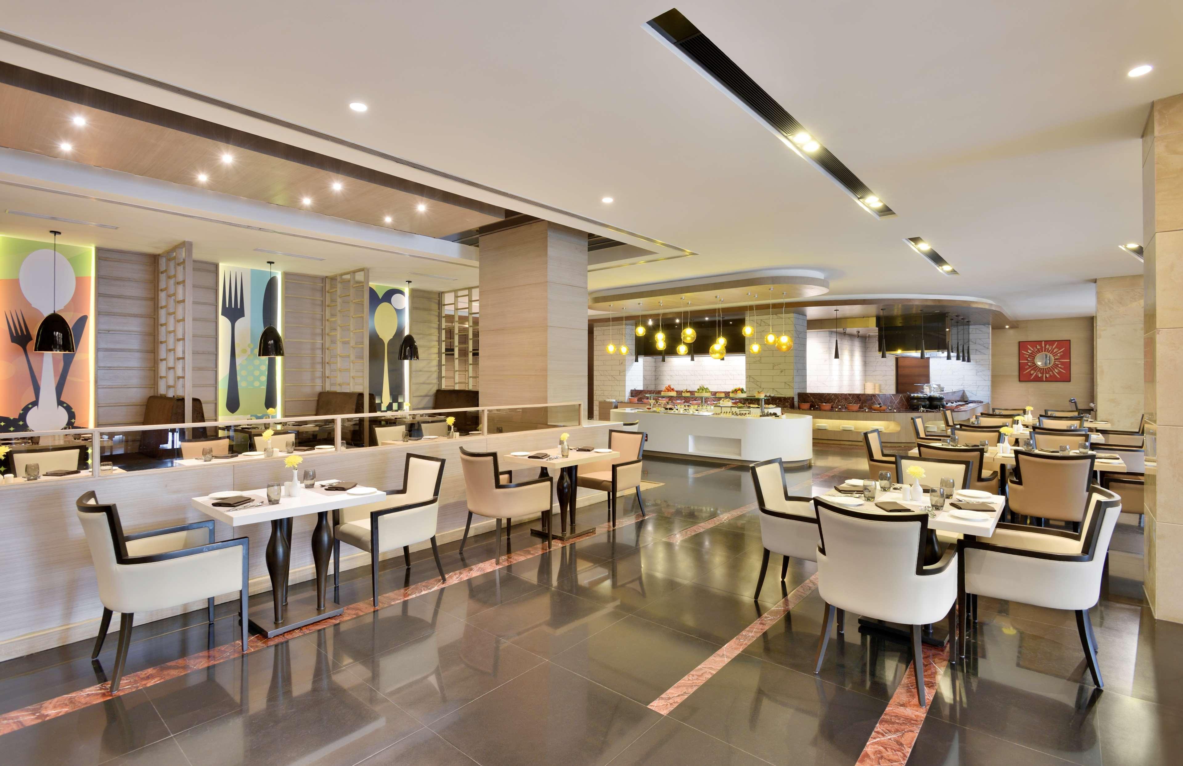 Radisson Gurugram Udyog Vihar Hotel Gurgaon Bagian luar foto The restaurant