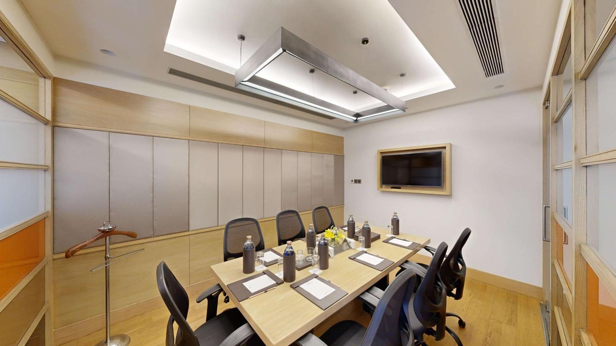 Radisson Gurugram Udyog Vihar Hotel Gurgaon Bagian luar foto