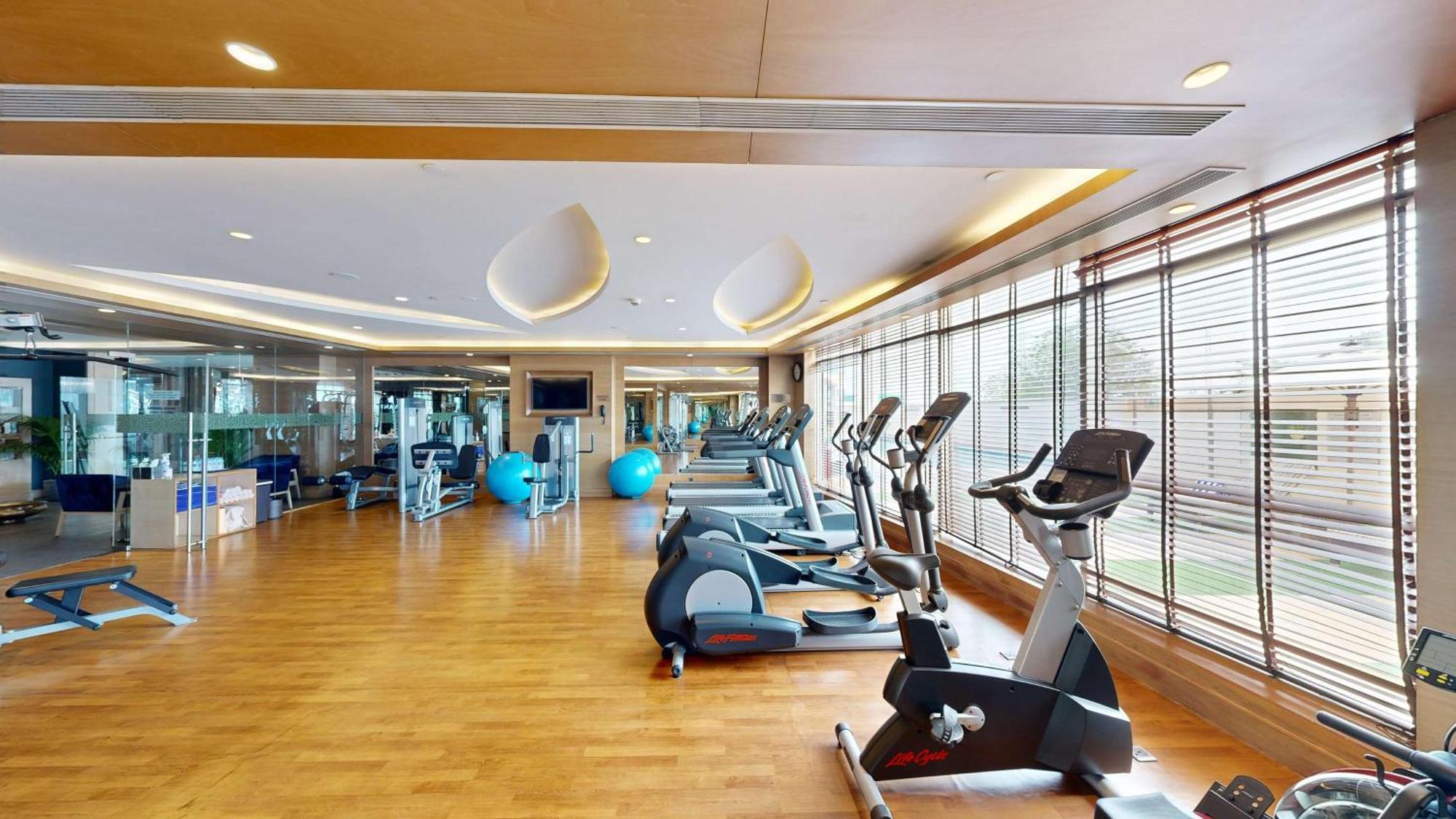 Radisson Gurugram Udyog Vihar Hotel Gurgaon Bagian luar foto