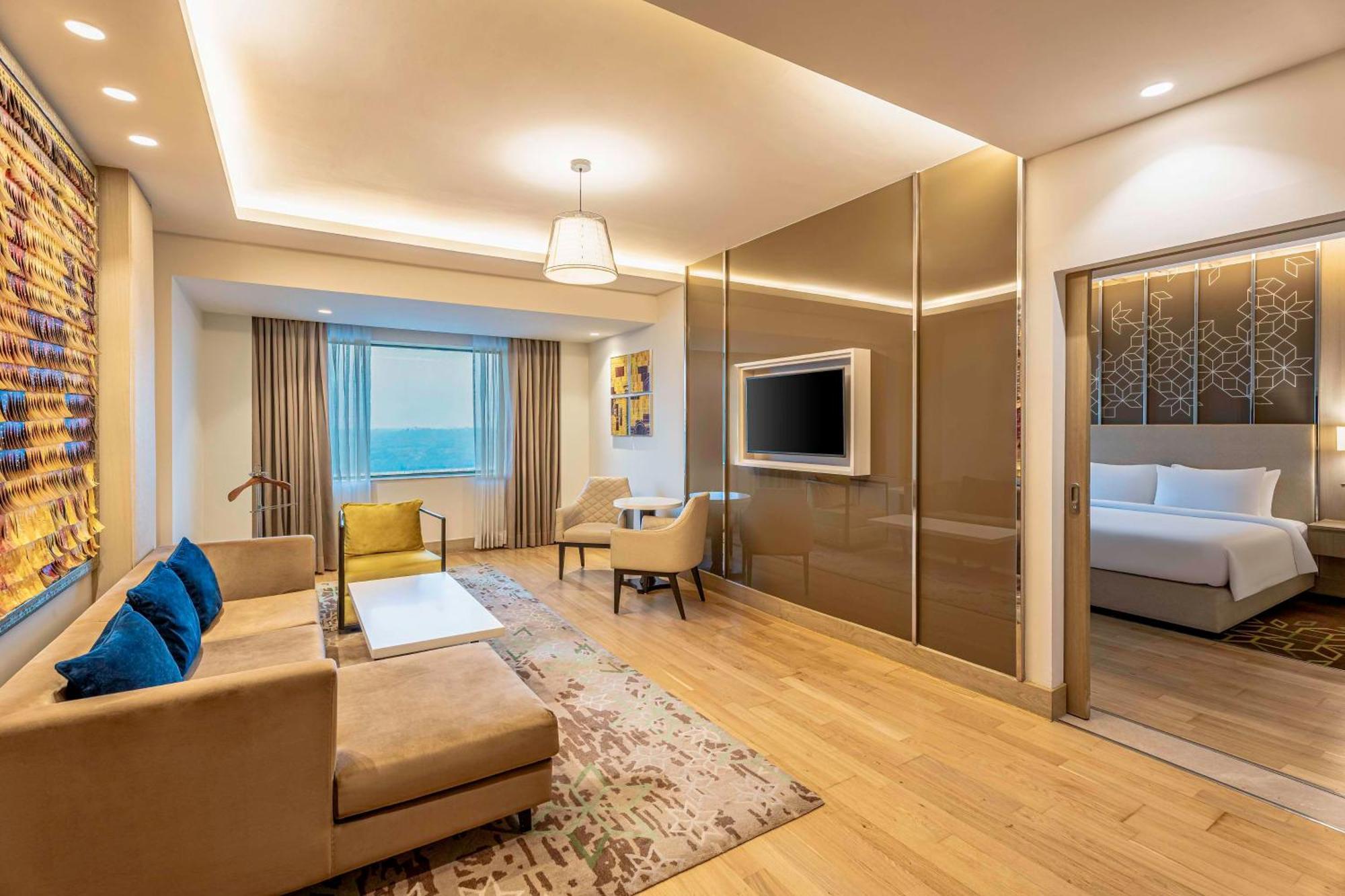 Radisson Gurugram Udyog Vihar Hotel Gurgaon Bagian luar foto
