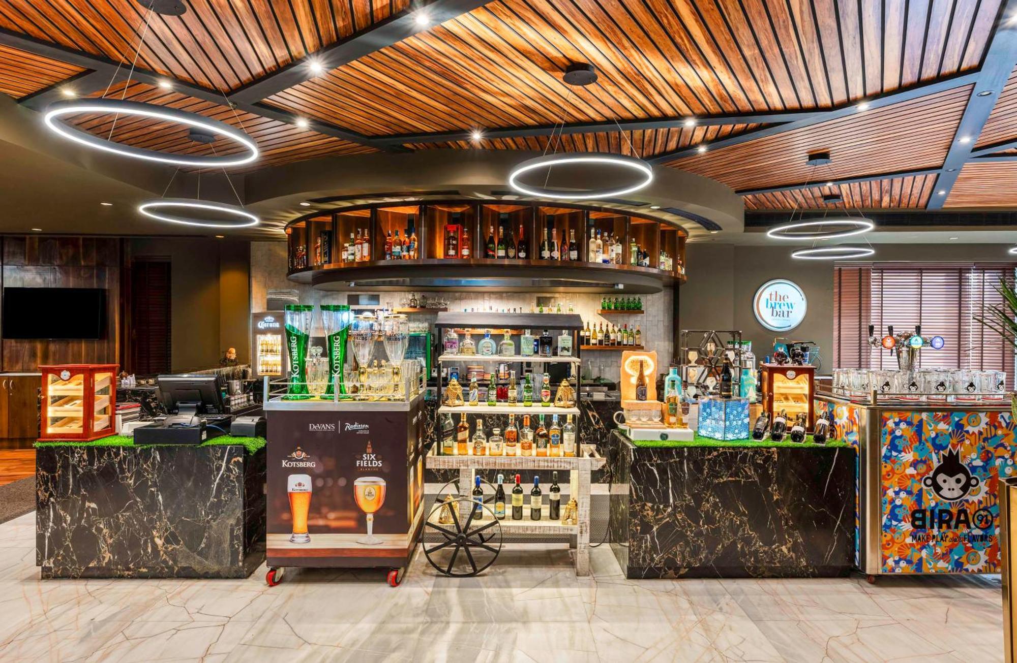Radisson Gurugram Udyog Vihar Hotel Gurgaon Bagian luar foto
