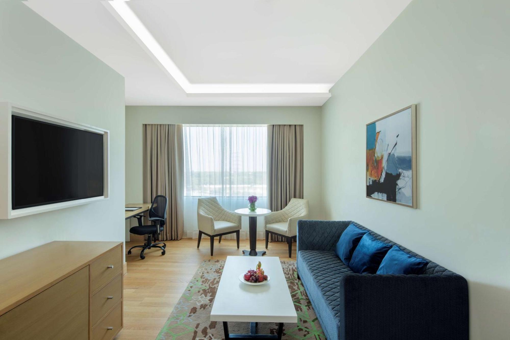 Radisson Gurugram Udyog Vihar Hotel Gurgaon Bagian luar foto