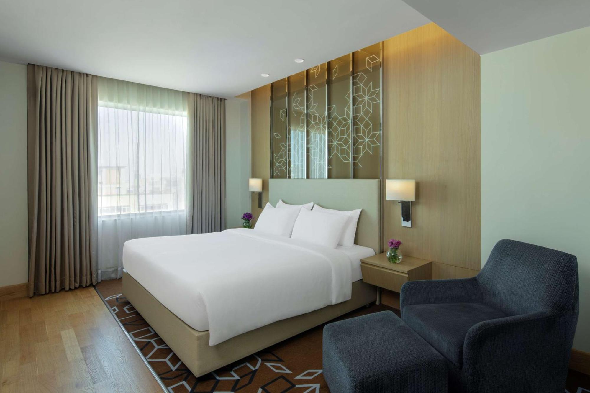 Radisson Gurugram Udyog Vihar Hotel Gurgaon Bagian luar foto