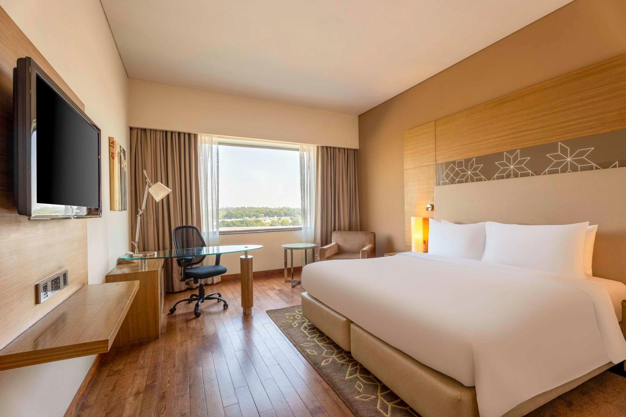 Radisson Gurugram Udyog Vihar Hotel Gurgaon Bagian luar foto