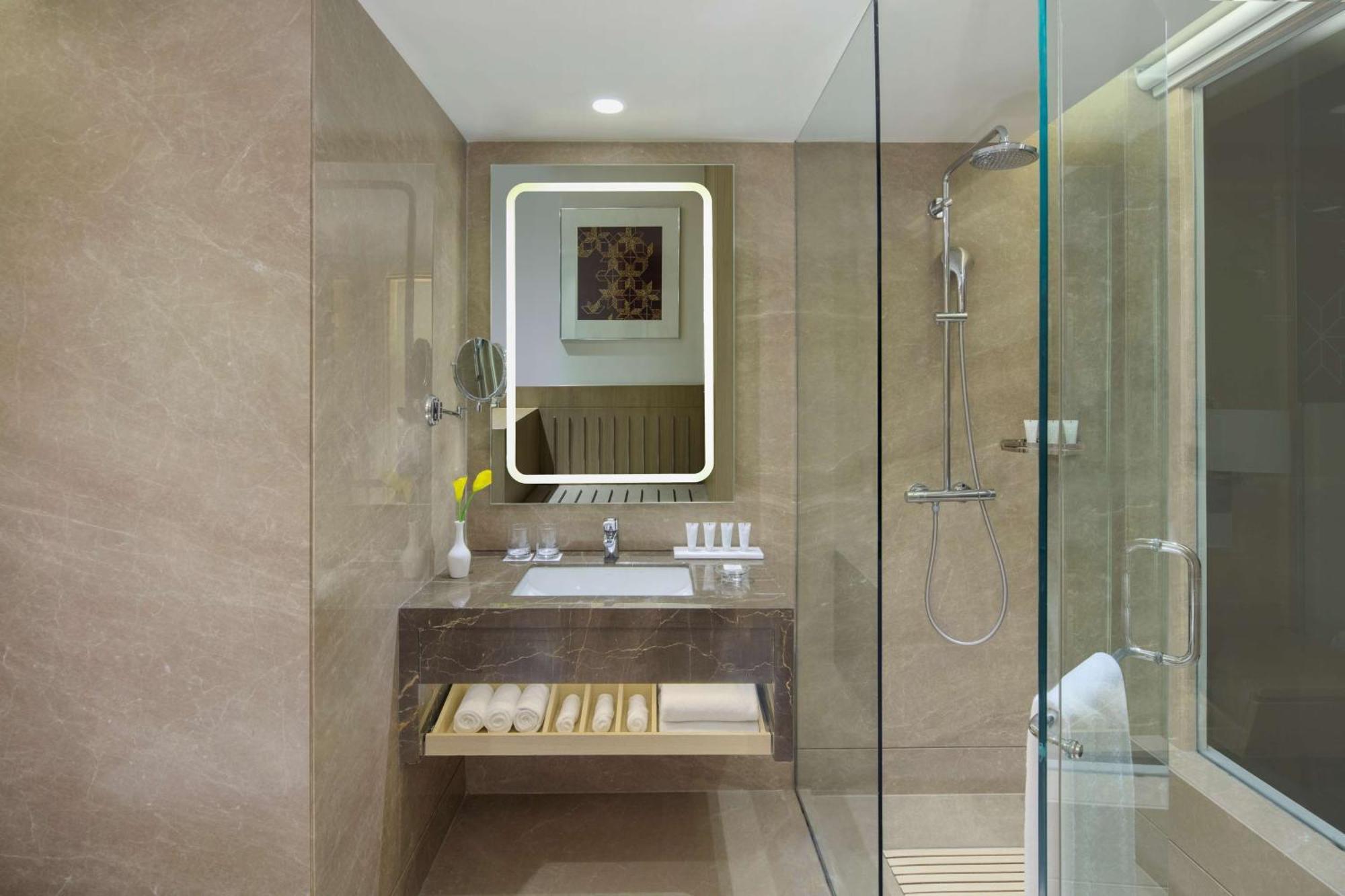 Radisson Gurugram Udyog Vihar Hotel Gurgaon Bagian luar foto