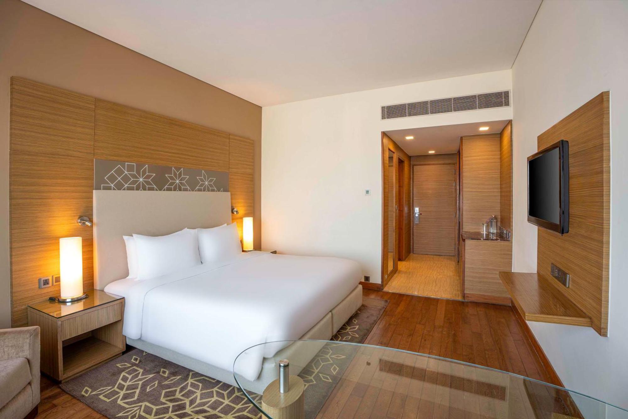 Radisson Gurugram Udyog Vihar Hotel Gurgaon Bagian luar foto
