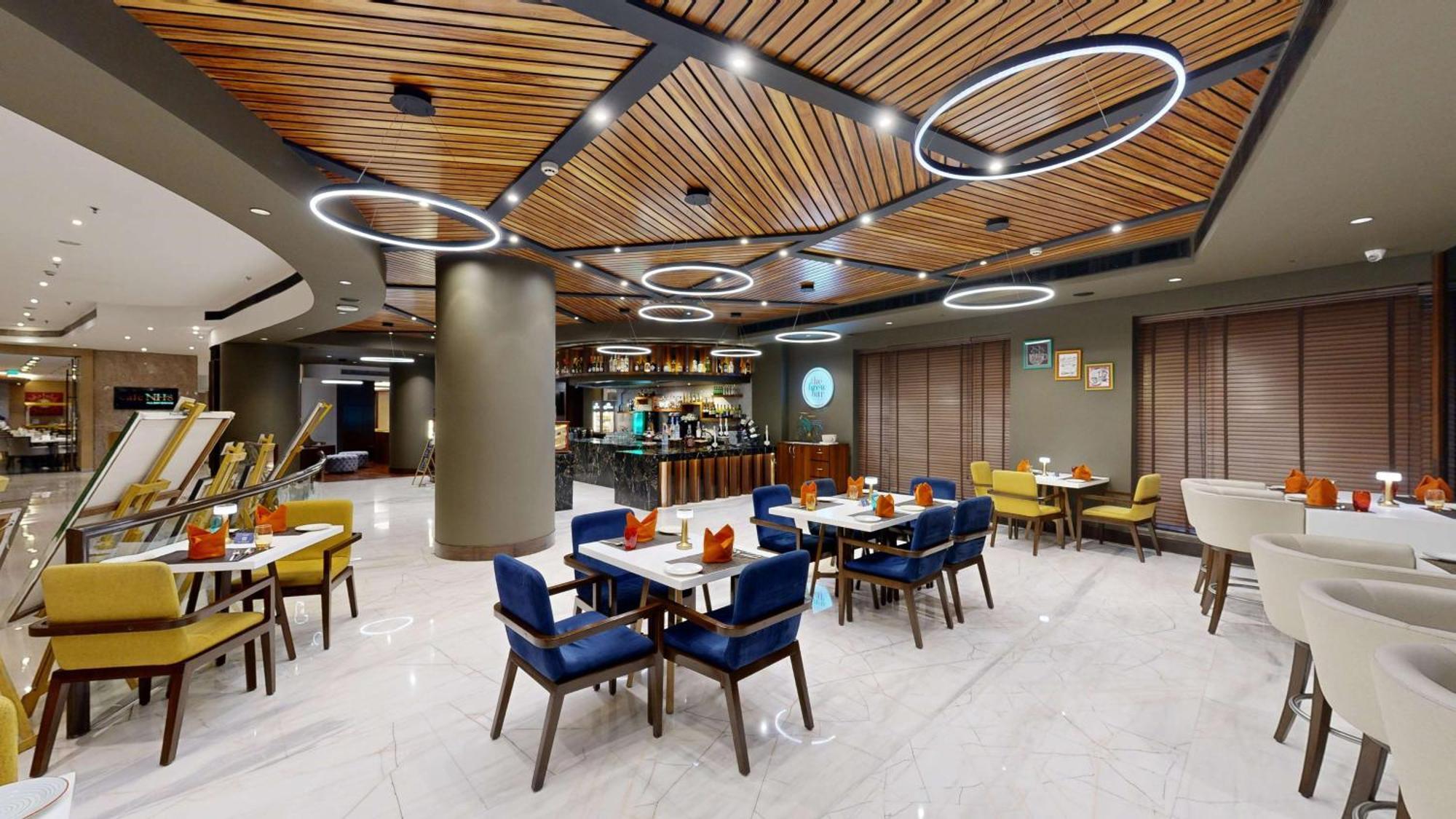 Radisson Gurugram Udyog Vihar Hotel Gurgaon Bagian luar foto