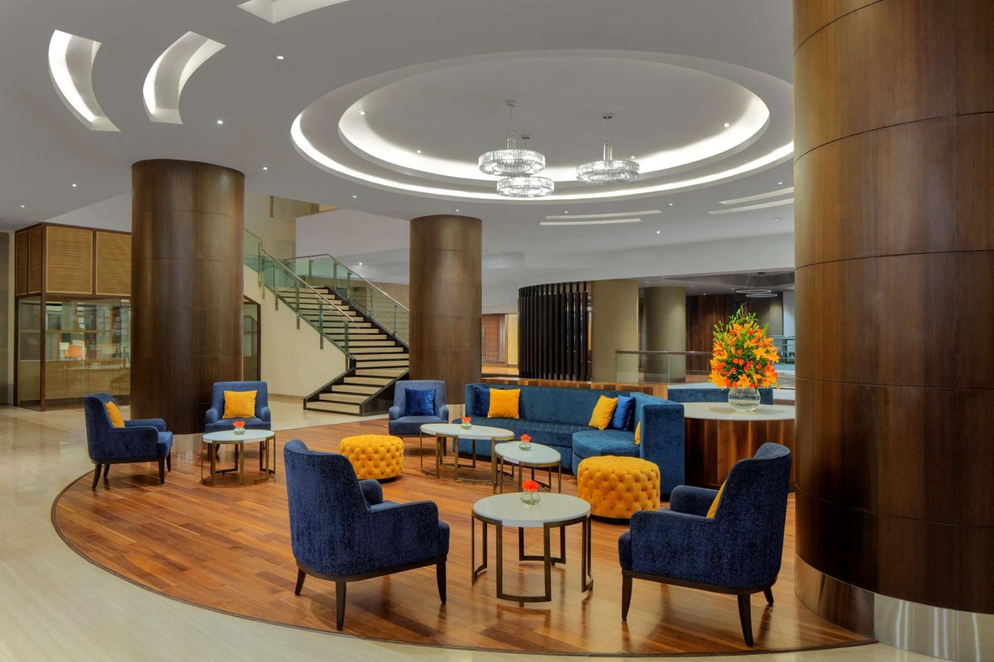 Radisson Gurugram Udyog Vihar Hotel Gurgaon Bagian luar foto