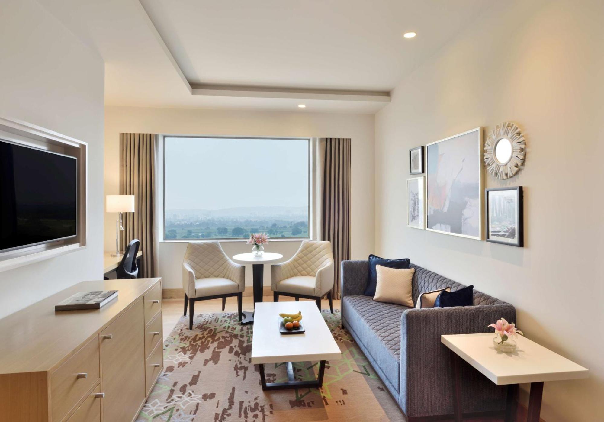 Radisson Gurugram Udyog Vihar Hotel Gurgaon Bagian luar foto