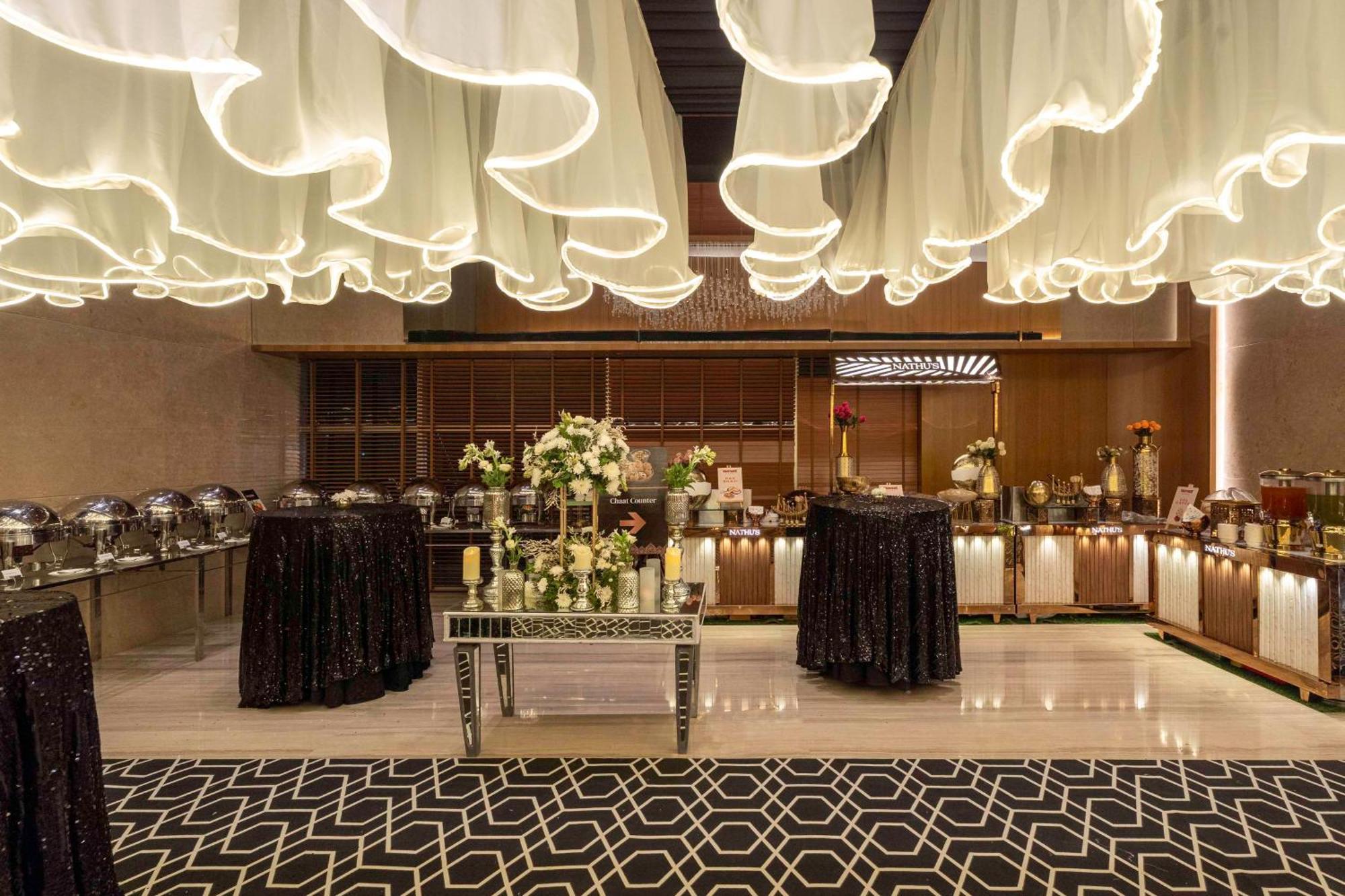 Radisson Gurugram Udyog Vihar Hotel Gurgaon Bagian luar foto