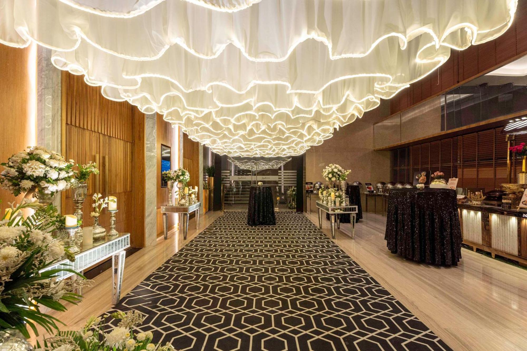 Radisson Gurugram Udyog Vihar Hotel Gurgaon Bagian luar foto