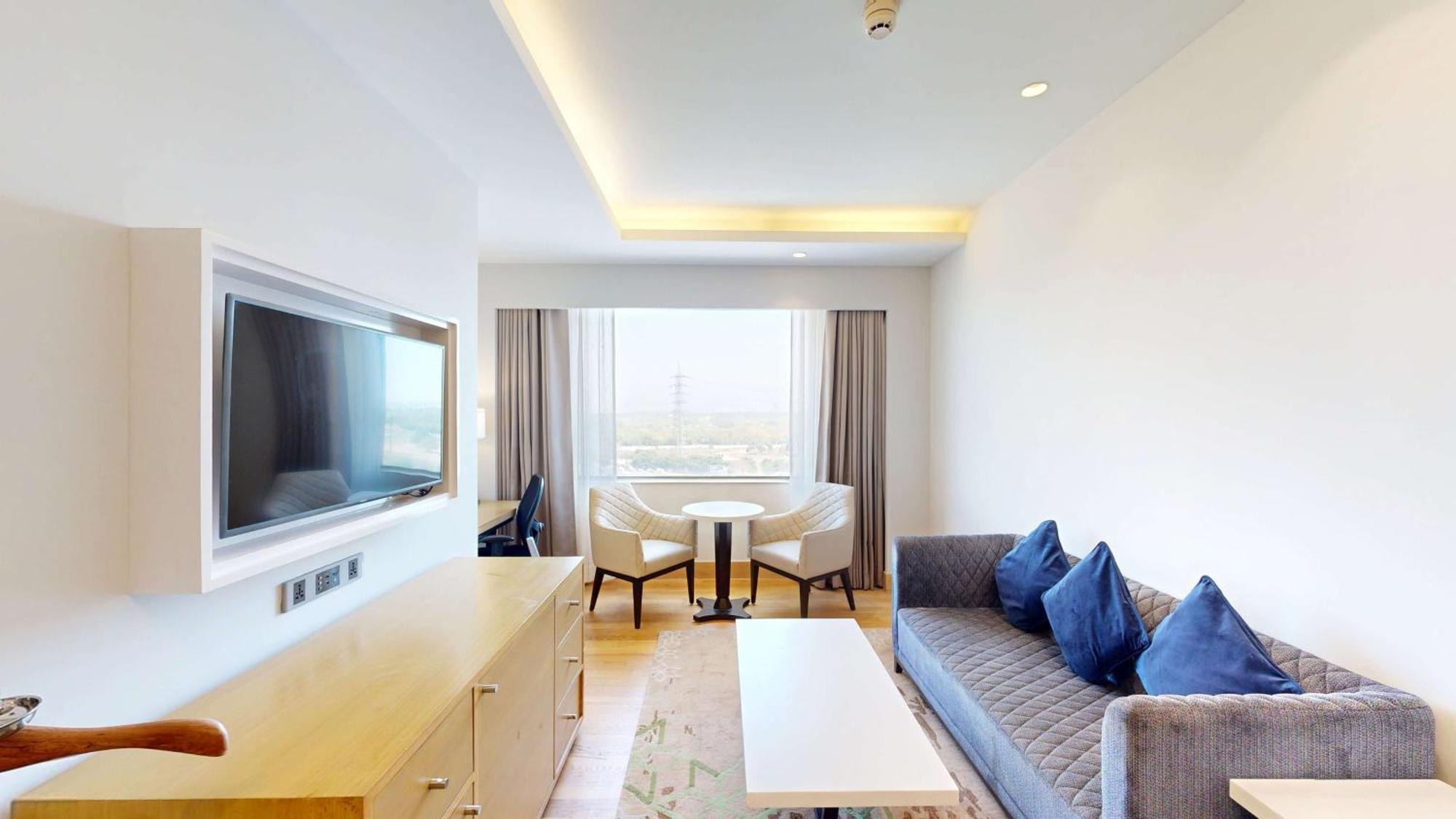 Radisson Gurugram Udyog Vihar Hotel Gurgaon Bagian luar foto