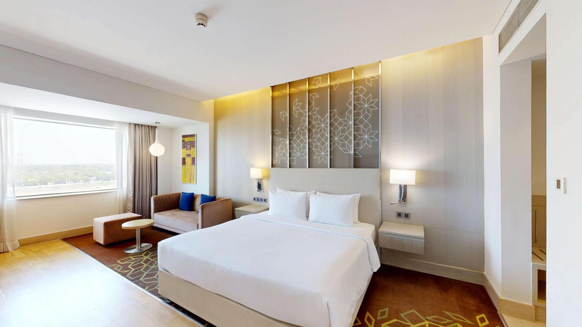 Radisson Gurugram Udyog Vihar Hotel Gurgaon Bagian luar foto