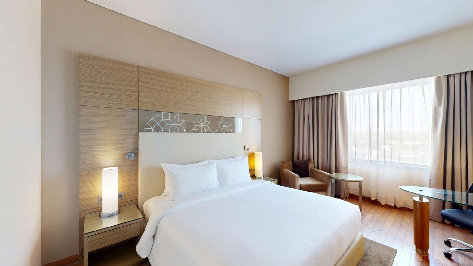 Radisson Gurugram Udyog Vihar Hotel Gurgaon Bagian luar foto