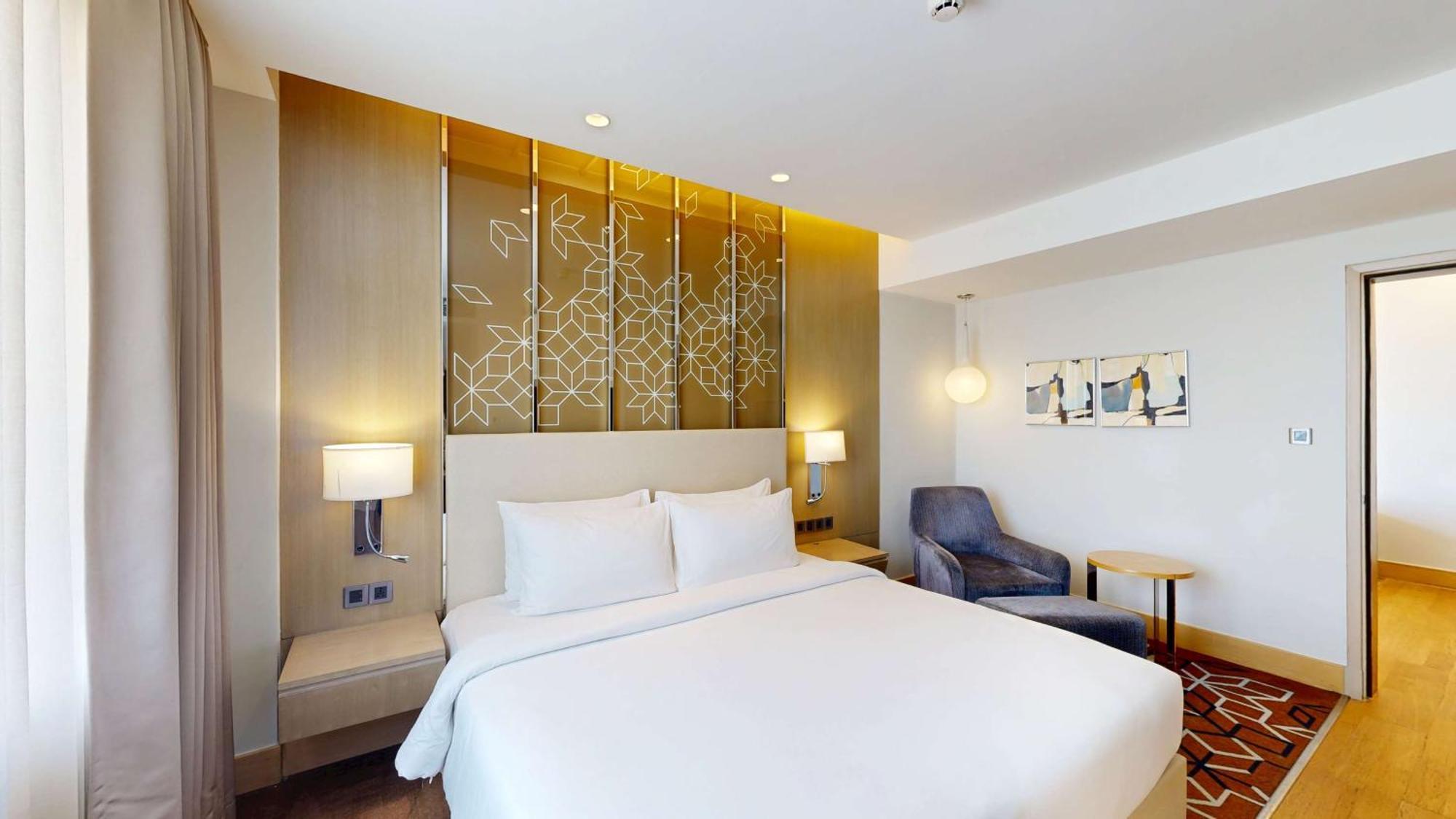 Radisson Gurugram Udyog Vihar Hotel Gurgaon Bagian luar foto