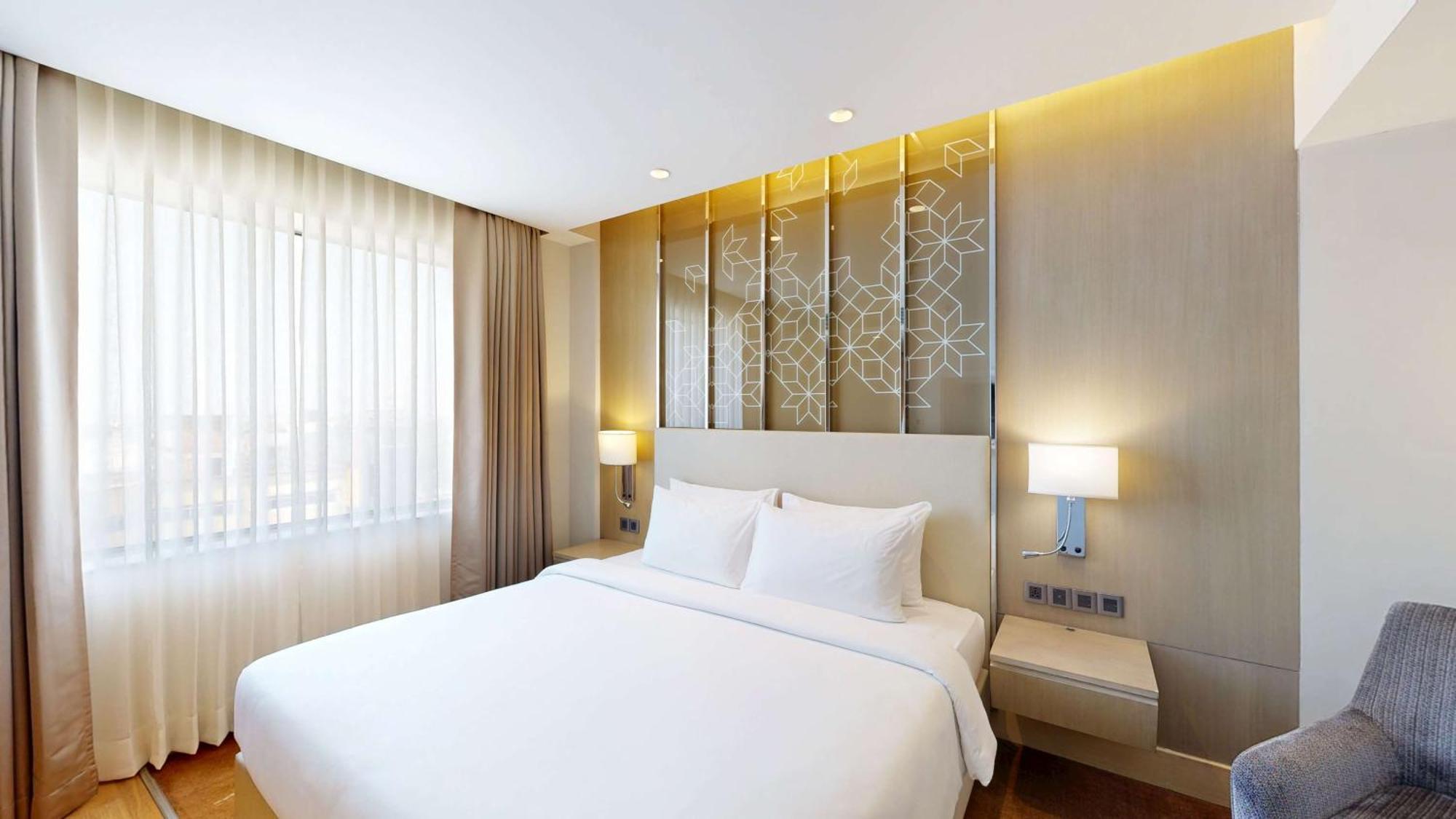 Radisson Gurugram Udyog Vihar Hotel Gurgaon Bagian luar foto