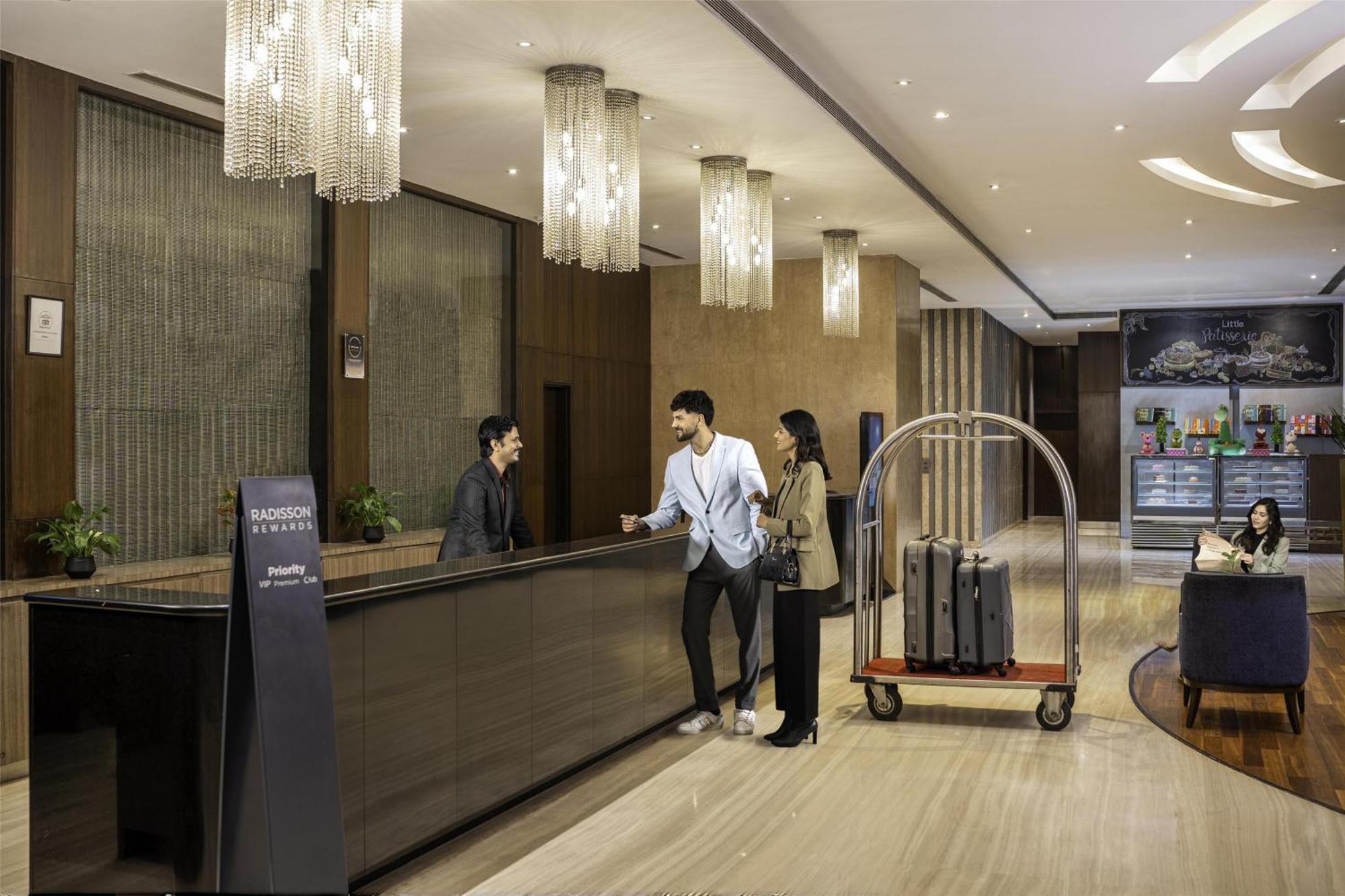 Radisson Gurugram Udyog Vihar Hotel Gurgaon Bagian luar foto