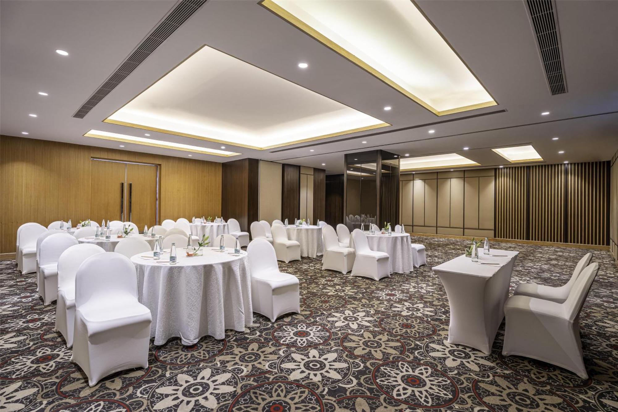 Radisson Gurugram Udyog Vihar Hotel Gurgaon Bagian luar foto