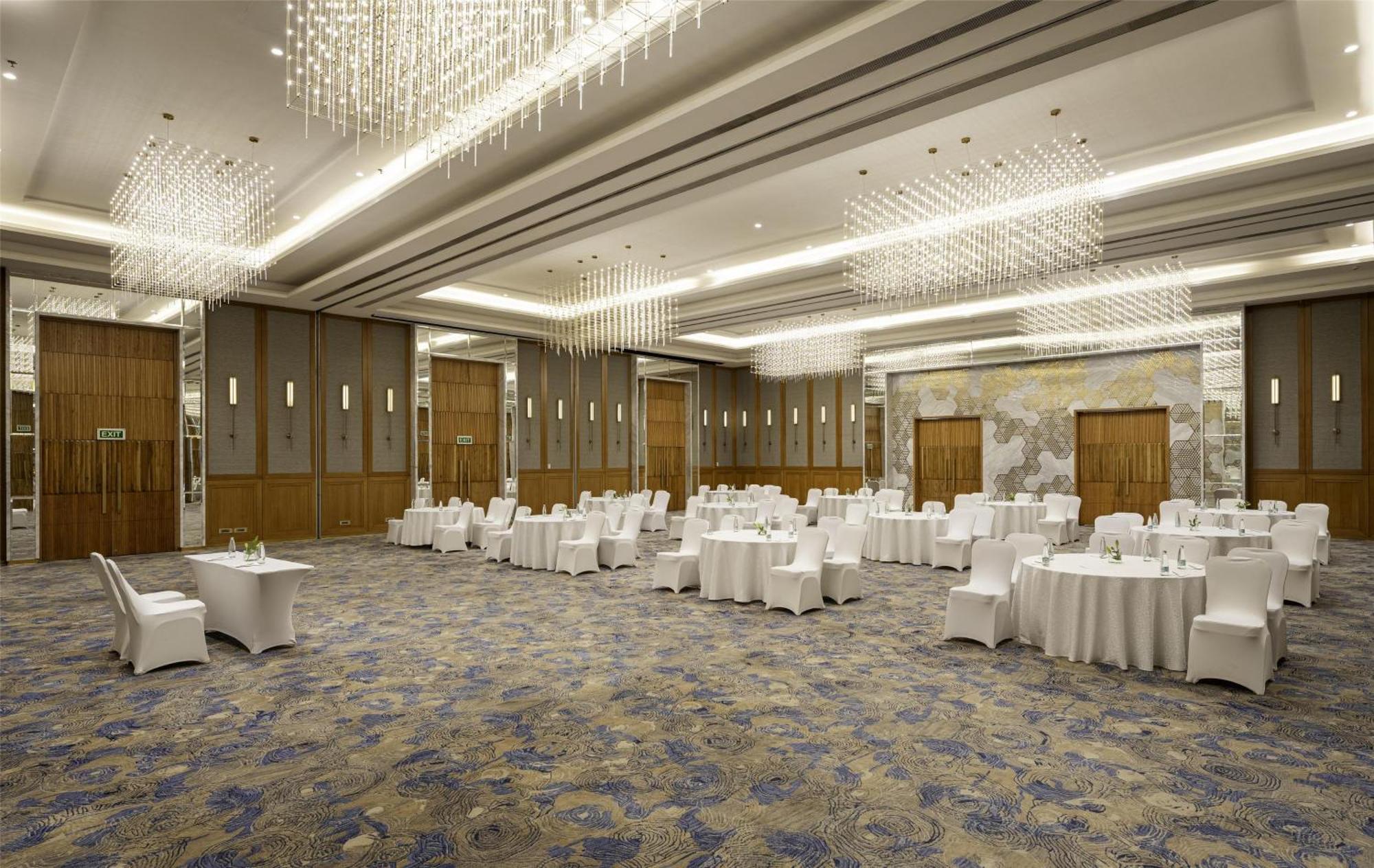 Radisson Gurugram Udyog Vihar Hotel Gurgaon Bagian luar foto