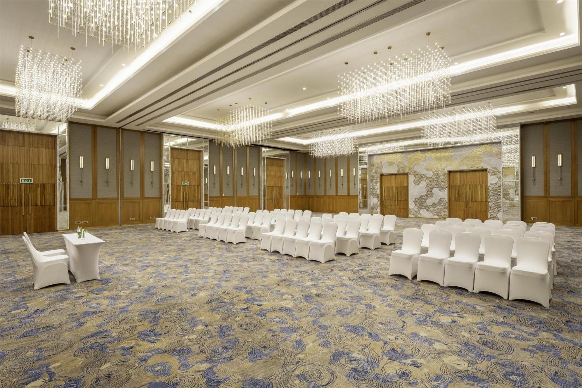 Radisson Gurugram Udyog Vihar Hotel Gurgaon Bagian luar foto
